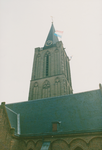 863003 Gezicht op de toren van de Jacobikerk (Jacobskerkhof) in Wijk C te Utrecht, waar de vlaggen uitgestoken zijn ter ...